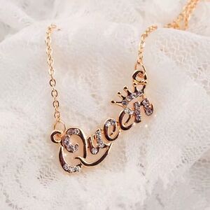 Elegant Gold 'Queen' Necklace